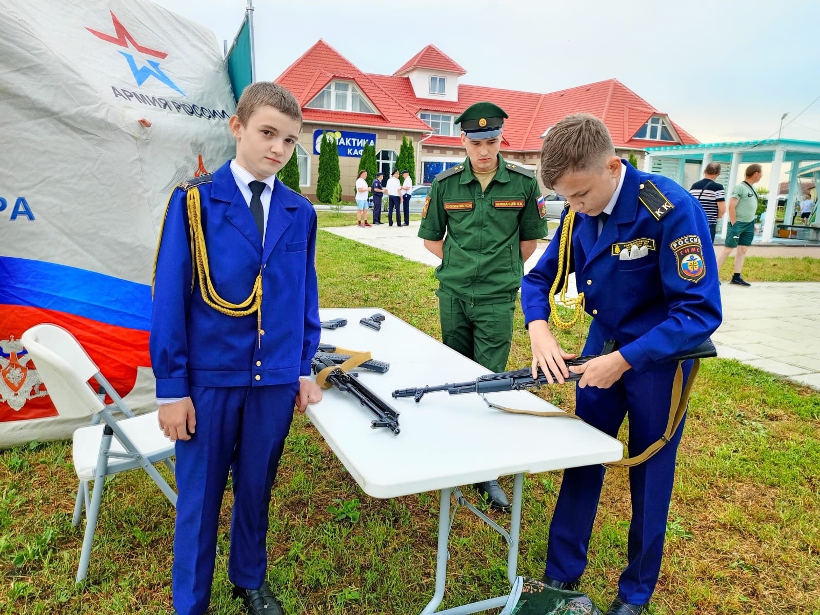 В каждом из нас есть частица России! Где бы мы ни были, в сердце храним Наши просторы, родные, святые, Край благодатный и небо над ним!​.